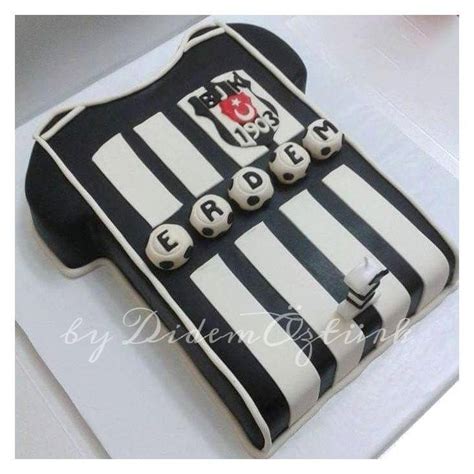 Pastanın üzerinde özellikle vektörel logo olmasını rica etti. Butik Pasta Tasarım : BEŞİKTAŞ PASTASI