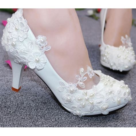 Selain kasut lelaki, kasut wanita juga mempunyai pelbagai jenis dan pilihan. Kasut Pengantin Perempuan 2019