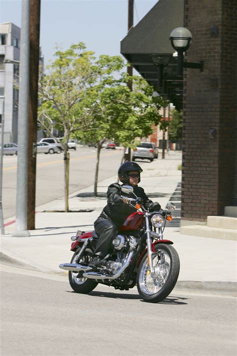 The looks of the 883 low make it eye catching as it resembles a bobber. HARLEY DAVIDSON 883 Low - 2006, 2007 - autoevolution