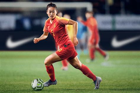 Jun 10, 2021 · 世界各国の代表チームやクラブチームの新ユニフォームは、そのデザインが公になるたびに話題を集める。 先日、イギリスのフットボールブランド「アンブロ」社よりイラク代表の新モデルが発表されたが、シンプルでクラシカルな1着に海外メディアは. 中国女子代表 2019 ワールドカップユニフォーム - ユニ11