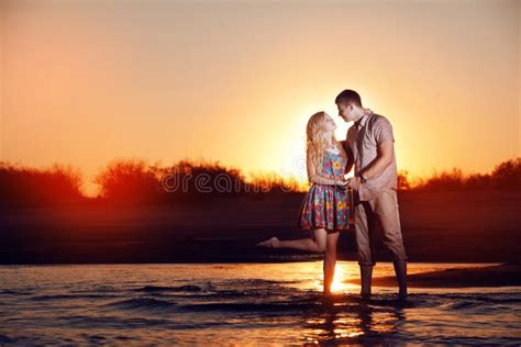 Paare Auf Dem Strand Am Abend Stockbild Bild Von Feiertag Junge 31041063