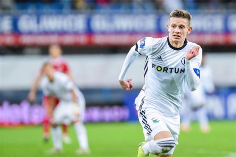 Sebastian szymański (10 mayıs 1999 doğumlu), fc dinamo moskova'da rusya'da orta saha oyuncusu olarak oynayan polonyalı profesyonel bir futbolcudur. Sebastian Szymański na celowniku włoskiego giganta? Sławny ...