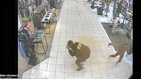 Los Angeles Smash And Grab Suspects Knock Pregnant Woman To The Ground