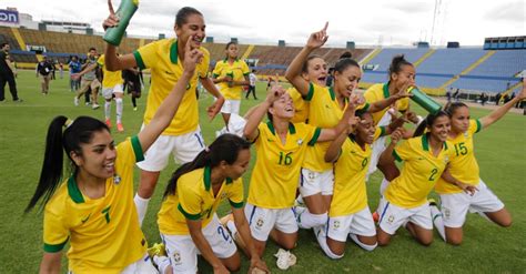 Em 2011, o brasil disputou a copa do mundo de futebol feminino na alemanha, treinada por kleiton lima a equipe que tinha jogadoras como marta, cristiane e érika encerrou a primeira fase com 100% de aproveitamento e a melhor campanha dentre as 8 seleções que se classificaram para a segunda fase: Futebol feminino: Não tem mais ingressos para Brasil e ...