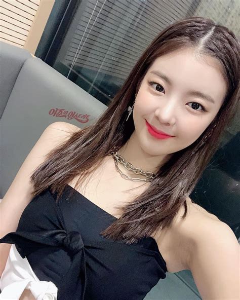 She is itzy bias and i. itzy pics on Twitter in 2020 | Itzy, Lia, Kpop girls
