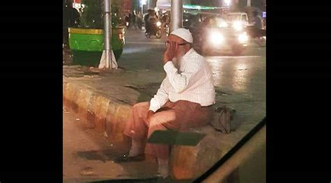 here s why this photo from pakistan of an old man sitting at a traffic signal has gone viral