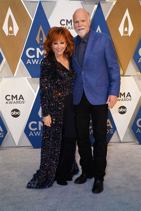 Reba Mcentire At Cma Awards 2020 Photos Of All Her Outfits Hollywood