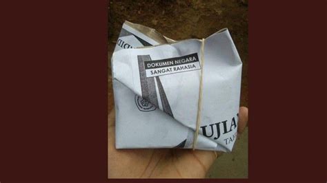 Selain dua berita di atas, berikut suara.com merangkum berita viral lainnya sepanjang minggu (15/8/2021). Pakai Koran dan Kertas Ujian, 5 Bungkus Makanan Ini Bikin ...