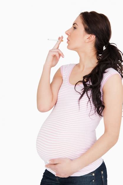 joven mujer embarazada fumando foto premium