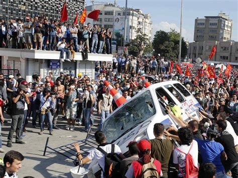 Turkish Police Withdraw From Taksim Square And Allow Istanbul