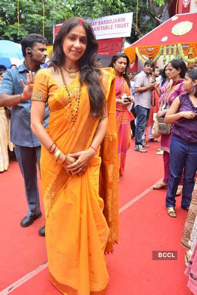Rani Mukherjee Arrives To Celebrate Durga Puja At Balkanji Bari Santacruz Mumbai