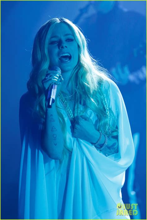 Avril Lavigne Performs Head Above Water On Jimmy Kimmel Live Photo 4154708 Avril Lavigne