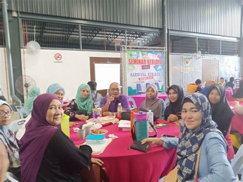 Ianya merupakan program perintis yang menekankan kepada penglibatan ibu bapa, keluarga dan komuniti tempatan di dalam pelaksanaan program pemulihan bagi orang kurang uapaya (oku). PEMULIHAN DALAM KOMUNITI NEGERI PERLIS: KARNIVAL PEKERJAAN ...