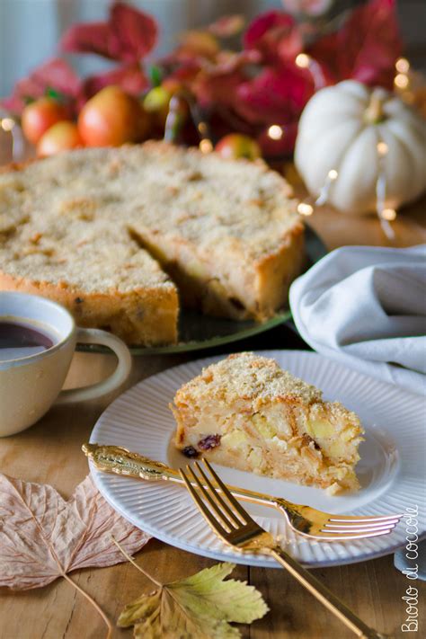 Questo è anche un dolce del recupero, si può preparare, anzi si deve preparare, con del pane possibilmente. Torta rustica di pane e mele - Brodo di coccole