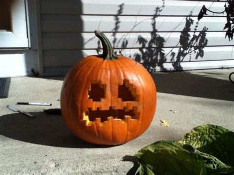 All you need to do is use a pair of shears on the pumpkin you want. Guidecraft » Minecraft Pumpkins!