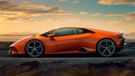 Contrasting the colors are the aforementioned matte black body panels on the roof, mirrors, front bumper intake, rear diffuser and side skirts. The Lamborghini Huracan Evo is even more aerodynamic ...