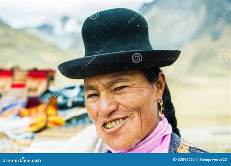 Gente En Perú Fotografía Editorial Imagen De Ropa Peruano 52095232