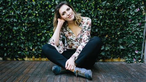 Comedian Melanie Bracewell angers Reddit over erotic ...