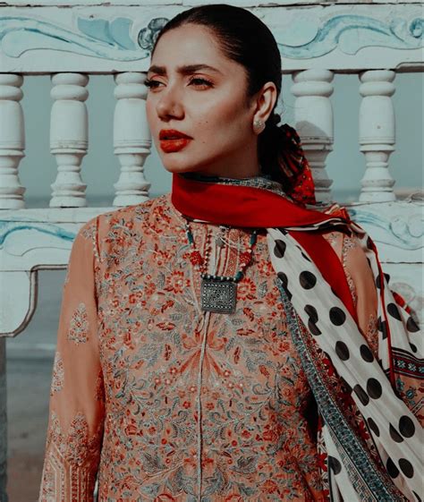 Mahira Khan Girl Model Pakistani Desi Kimono Top Saree Muslim
