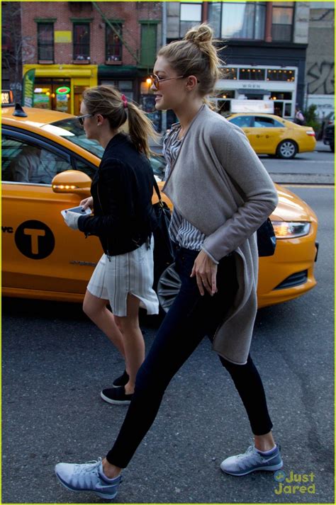 Gigi Hadid Successfully Hails A Cab In Nyc Photo 671124 Photo Gallery Just Jared Jr