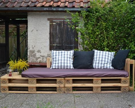 Von stylischem europaletten look über gartenmöbel aus bauholz bis hin zu möbeln aus strapazierfähigem teakholz. Eine Lounge-Ecke für Parzelle 29: Ein Sofa aus ...