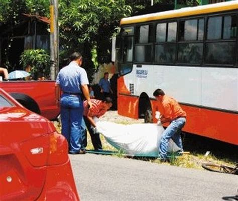 Ciclista Muere Atropellado Por Autobús Al Invadir Carril La Nación