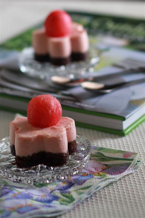 Coklat putih juga cocok, tetapi kemudian taruh setengah gula. WATERMELON MOUSSE - masam manis