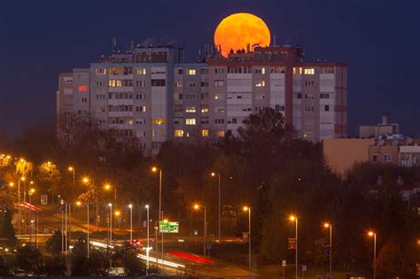 Szuperholdnak nevezi a köznyelv, amikor a telihold fázisa az ellipszis alakú holdpálya földhöz legközelebbi pontján következik be, ilyenkor lesz a hold földről látható látszólagos mérete a legnagyobb. Nagykanizsa szuperhold