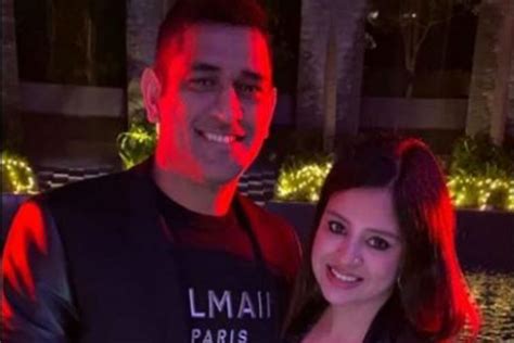 Ms Dhoni Dances With Wife Sakshi Dhoni As They Welcome New Year 2020 Sakshis Adorable Caption