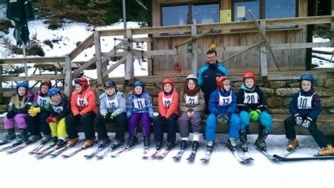 Zschorlau liegt eingebettet in die sanften hügel im westlichen erzgebirge, etwa 5 km von aue entfernt und wird im süden vom steinberg überragt. Skilager