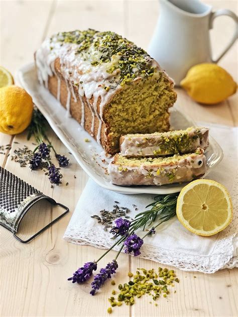 Weiche butter mit zucker, vanillinzucker und salz schaumig schlagen. Zucchini-Zitronen Kuchen mit Pistazien-Lavendel-Zuckerguss ...