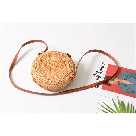 Tas yang materialnya terbuat dari rotan dan di anyam ini banyak bisa kamu temuin di bali ataupun online shop di instagram kamu! 20+ Ide Sketsa Gambar Tas Selempang - Tea And Lead