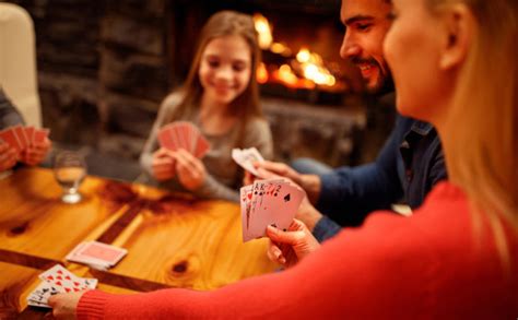 A todos nos gusta disfrutar de un buen juego en nuestro móvil durante los ratos libres de nuestro día a día. 5 juegos de mesa para divertirte en familia esta Navidad