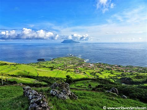 Locatie van het eiland flores in de archipel van de azoren. Flores Azores: The Ultimate Travel Guide | World Wanderista