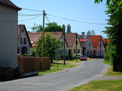 Kelet felől szlovákiával, északról lengyelországgal, nyugatról németországgal és délről ausztriával határos. File:Castkov.jpg - Wikimedia Commons