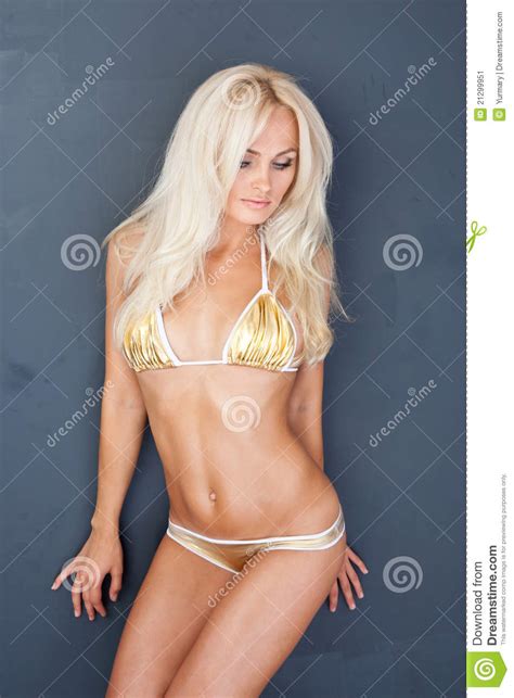 Sexy Blonde Meisje In Gouden Bikini Stock Afbeelding Afbeelding Hot