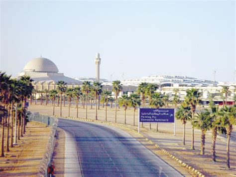 بدأ مطار الملك خالد الدولي بالرياض الاستعداد لاستئناف تشغيل الرحلات الداخلية في الصالة 5 يوم غد الأحد، تحت إشراف الهيئة العامة للطيران المدني وبالتعاون مع وزارة الصحة. مطار الملك خالد بالرياض بدون كاونتر استعلامات