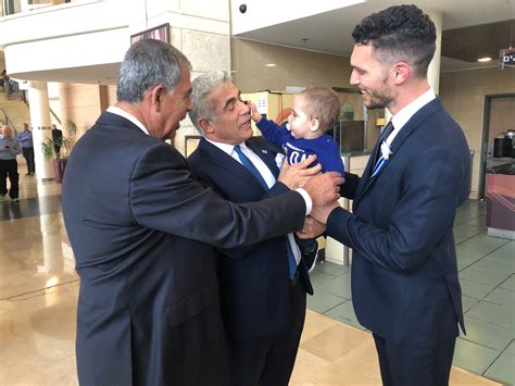 פרופ' אריה סקופ מספר על מחשב לכל ילד בערוץ 10. עידן רול: להביא ילד עם פונדקאית בחו"ל זאת חוויה בודדה וזרה ...