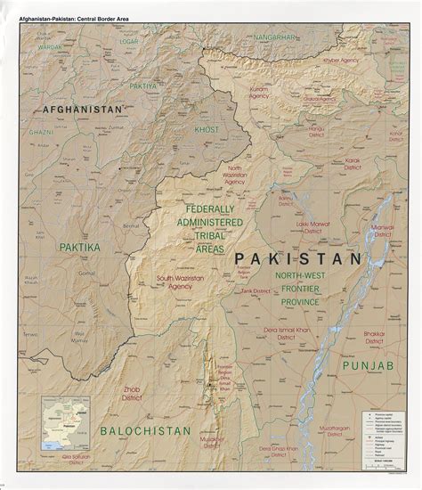 Grande detallado mapa de la zona fronteriza central entre Afganistán y Pakistán con relieve y