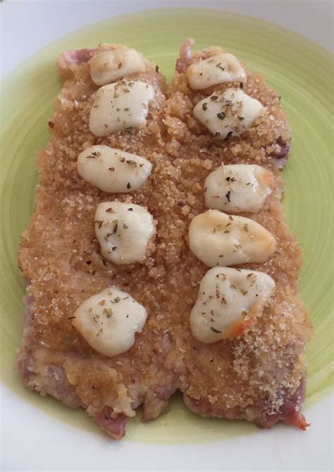 Metti le fettine di vitello su un tagliere e battile con il batticarne; Fettine di vitello gratinate - Blog di cucina facile e ...