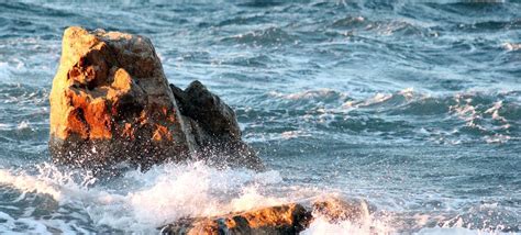 Der Fels Mit Gesicht In Der Brandung Foto And Bild Landschaft Meer