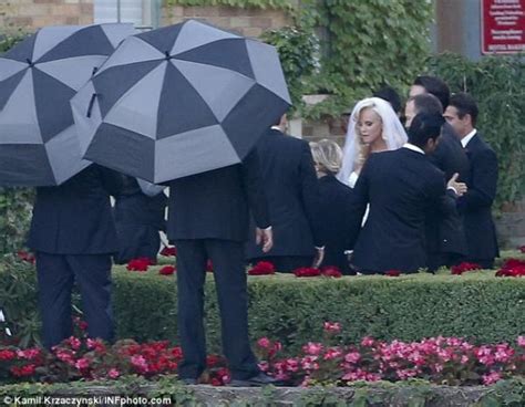 We're not getting married in istanbul with eight million guests. Donnie Wahlberg and Jenny McCarthy's Wedding - Arabia Weddings