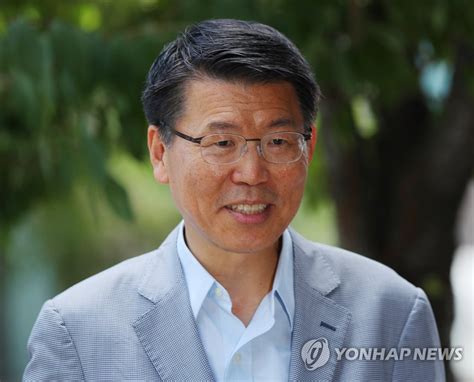 은성수 금융위원장은 22일 가상화폐 거래소가 200개가 있지만 9월에 가서 갑자기 다 폐쇄가 될 수 있다고 말했다. 은성수 후보자, 금융위 간부와 티타임…대면 업무보고 시작 ...