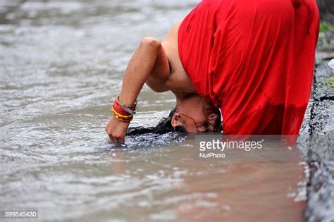 A Nepalese Hindu Woman Takes A Ritual Bath At The Bagmati River Of ニュース写真 Getty Images