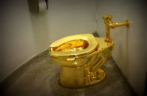 Donald trump's fifth avenue penthouse in the trump tower includes many nicely gilded furnishings, but no solid gold toilet. Montreal Simon: Donald Trump and the Golden Toilet