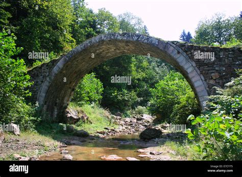 Old Stone Arch Bridge Hi Res Stock Photography And Images Alamy