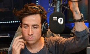 This station broadcasts to fm, dab and tv and plays modern popular music, current chart hits during the top presenters: Nick Grimshaw makes BBC Radio 1 breakfast debut