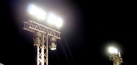 Metal halide (mh) lighting is often an intimidating choice for beginning reef aquarists and diy enthusiasts alike. Lighting Comparison: LED vs Metal Halide Lights