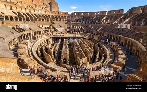 Interior Del Coliseo Romano En Roma Italia Fotografía De Stock Alamy