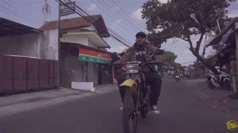 We did not find results for: Download (Unduh) Lagu Menepi Ngatmombilung, Mencintai ...